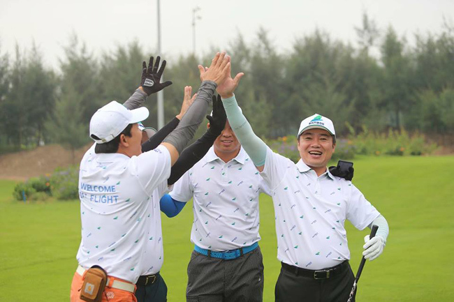 Bầu Quyết cười tươi khi