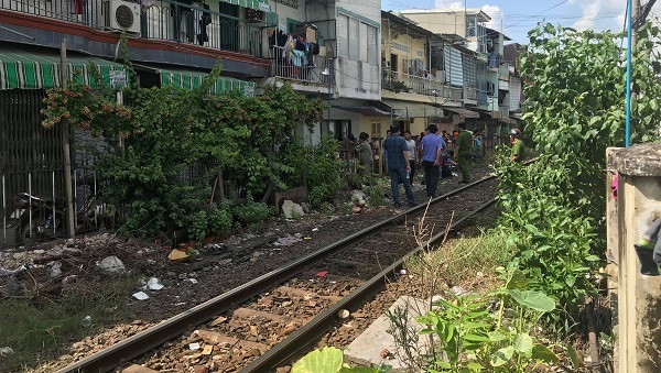 Chui hàng rào đường sắt, người đàn ông bị tàu tông chết thảm