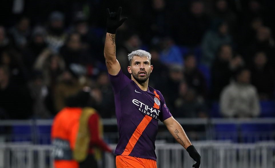 Aguero bừng sáng, Man City nghẹt thở giành vé vòng 1/8