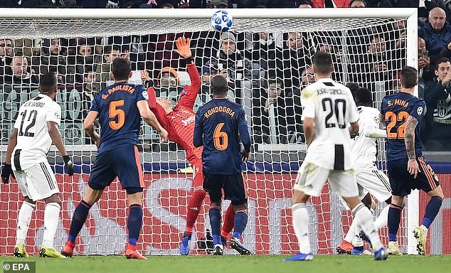 Ronaldo kiến tạo, Juventus sớm có vé vào vòng 1/8