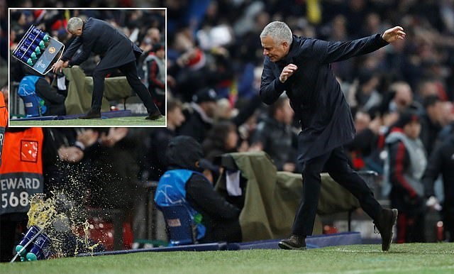 Cận cảnh màn ăn mừng đầy... giận dữ của Mourinho