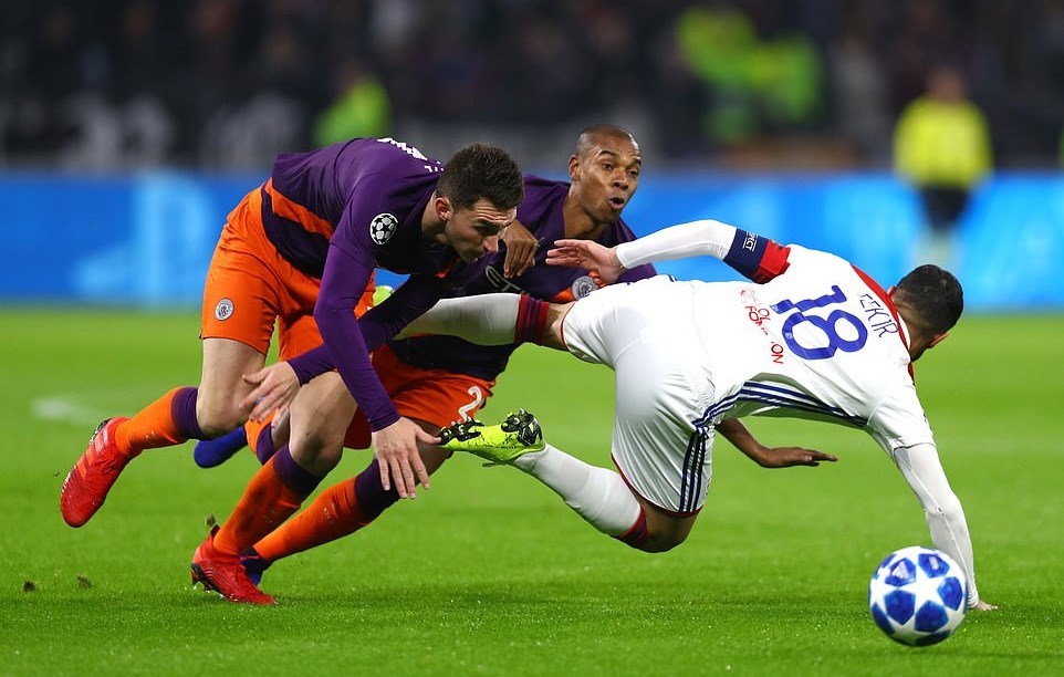 Aguero bừng sáng, Man City nghẹt thở giành vé vòng 1/8