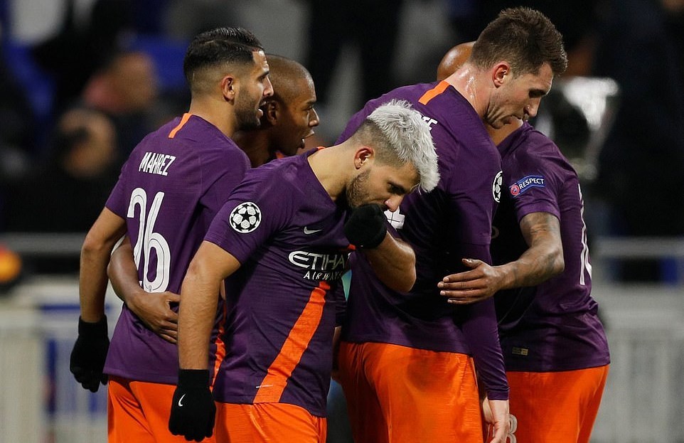 Aguero bừng sáng, Man City nghẹt thở giành vé vòng  1/8