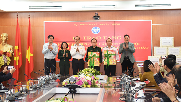 Bộ TT&TT tặng 3.000 block lịch cho Bộ Tư Lệnh Hải Quân và Bộ đội Biên phòng