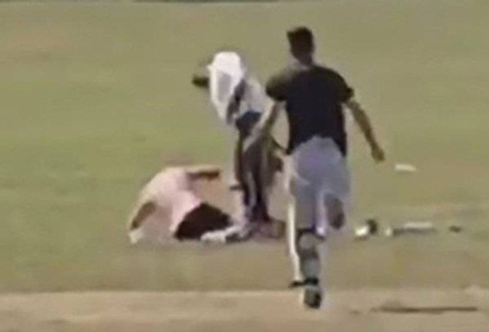 'Yêu đương' nóng bỏng ngay giữa công viên, cặp đôi nhận kết đắng