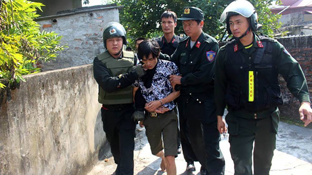 Hải Dương: Bé gái 3 tuổi bị khống chế 5 tiếng trong nhà tắm