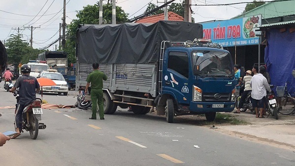 Tông vào xe tải đang lùi, 2 người thương vong ở Sài Gòn