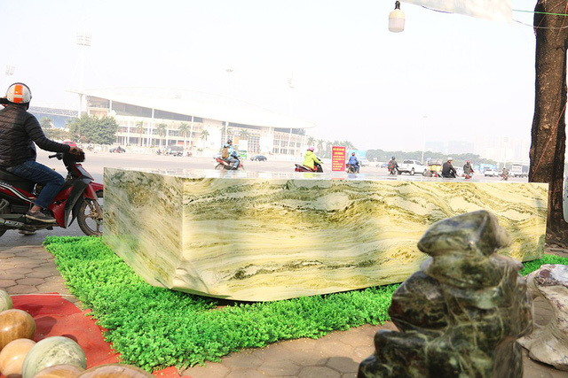 Phiến ngọc nguyên khối nặng hơn chục tấn, giá 2,6 tỷ đẹp hiếm có ở Yên Bái