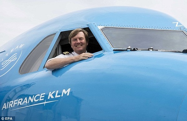 Vua Hà Lan làm phi công lái Boeing