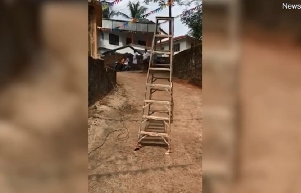 Lạnh người xem chiếc thang 'tự đi' ở Ấn Độ