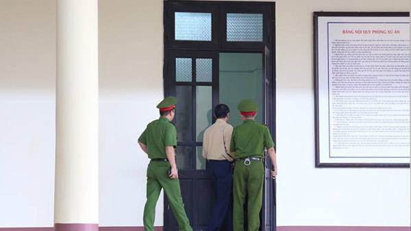 Ông Phan Văn Vĩnh nhập viện trước ngày tòa tuyên án