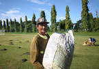 Hàng chục công nhân cắt cỏ, đổ cát chuẩn bị sân tập cho tuyển Việt Nam