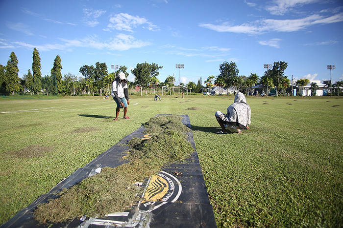 Hàng chục công nhân cắt cỏ, đổ cát chuẩn bị sân tập cho tuyển Việt Nam