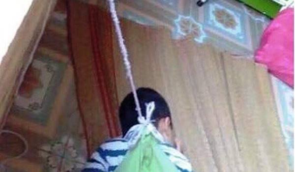 Xác minh hình ảnh bé trai 4 tuổi bị buộc dây treo lên cửa sổ lớp mầm non