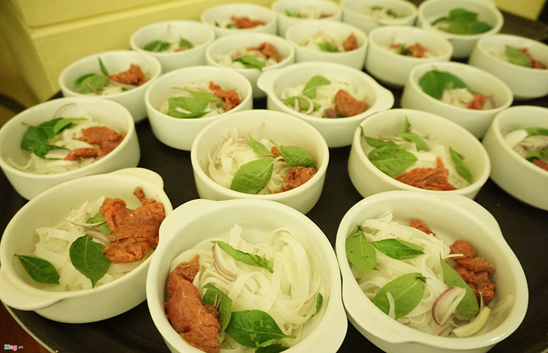 Tuyển Việt Nam thích thú ăn phở, bún thịt nướng tại Philippines