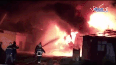 Sau nổ lớn, nhà kho khu công nghiệp cháy dữ dội
