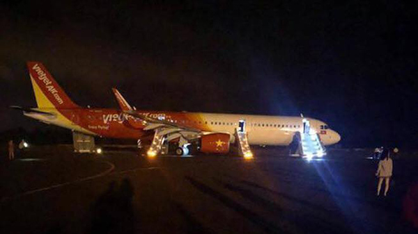 Máy bay Vietjet Air gặp sự cố, hành khách ra ngoài bằng cửa thoát hiểm