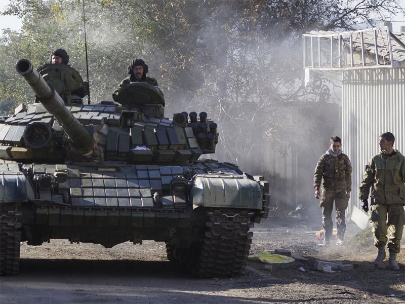 Nga điều xe tăng chốt dọc biên giới, quyết không thả thủy thủ Ukraina