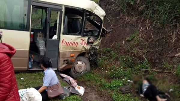 Xe khách đối đầu xe tải, người bị thương nằm vệ đường chờ cứu