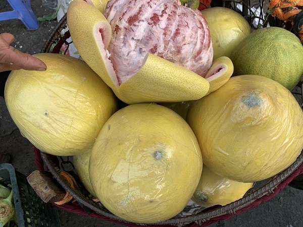 Bưởi lạ khổng lồ, vỏ vàng bóng, bọc kín nilon tràn về chợ Việt