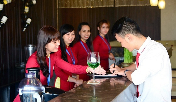 Chiếc hộp đựng loài quả cổ tích Việt Nam khiến bà Tây ngỡ ngàng
