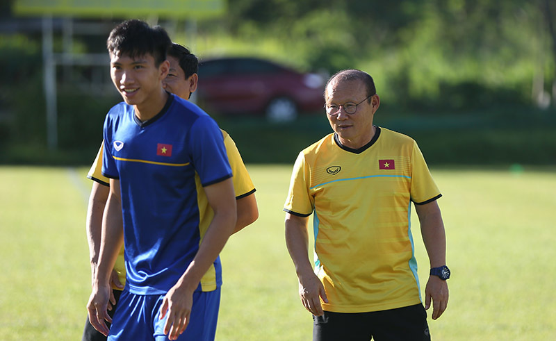 HLV Park Hang Seo “chỉnh” Văn Hậu phát ngôn tại AFF Cup