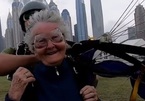 Thán phục cụ bà 82 tuổi nhảy dù ngoạn mục ở độ cao hơn 4000m