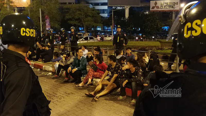 Tụ tập trà đá giữa ngã tư Hà Nội, gần 50 thanh niên bị 'hốt' về đồn