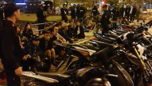 Tụ tập trà đá giữa ngã tư Hà Nội, gần 50 thanh niên bị 'hốt' về đồn