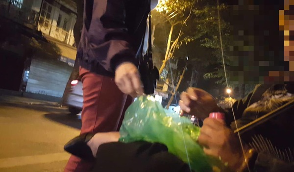 Giao dịch ngầm tại chợ ‘sung sướng’ ở phố cổ Hà Nội