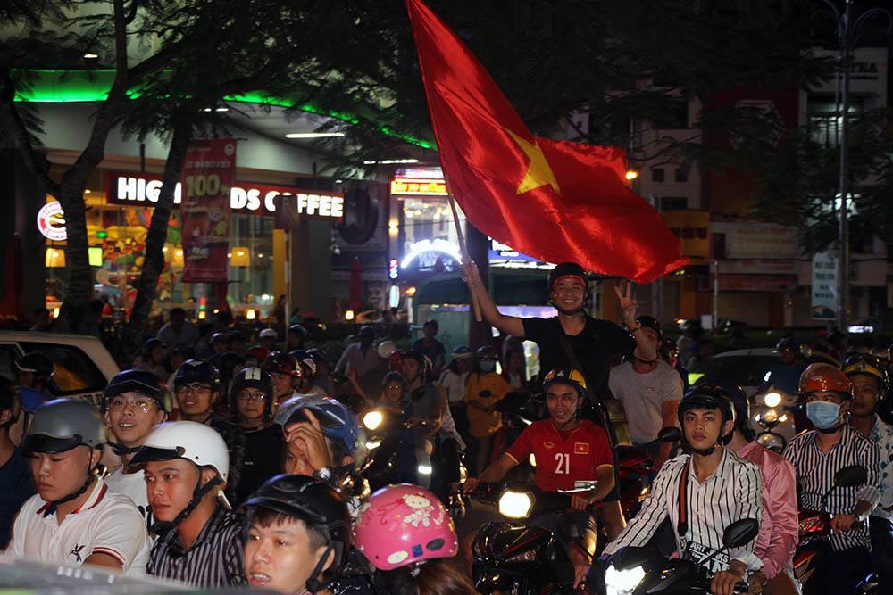 Việt Nam thắng Philippines: Rực màu cờ Tổ quốc nhuộm đỏ hồ Gươm