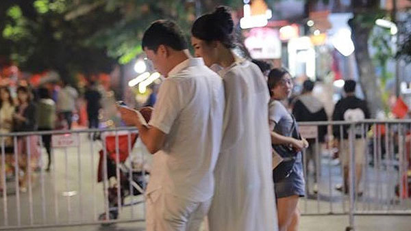 Á hậu Thanh Tú và đại gia hơn 16 tuổi tình tứ tại phố đi bộ sau tiệc cưới