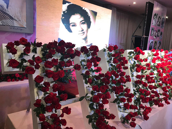 Hoa hồng phủ kín đám giỗ nữ hoàng sân khấu Thanh Nga