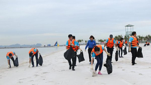 Chung tay dọn sạch bãi biển Vịnh Hạ Long