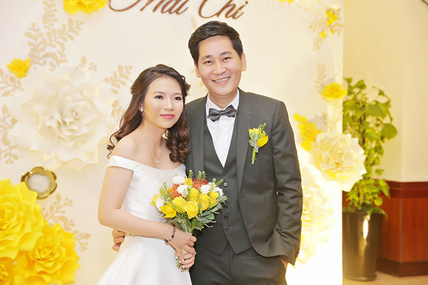 Dàn sao Việt chúc mừng đạo diễn 'Dốc sương mù' cưới vợ kém 12 tuổi