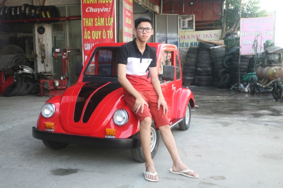 Học sinh lớp 11 chế ô tô điện chạy khắp làng ở Nam Định