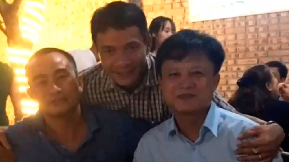 Thiếu tá công an chụp hình cùng đương sự vụ án đã có tường trình