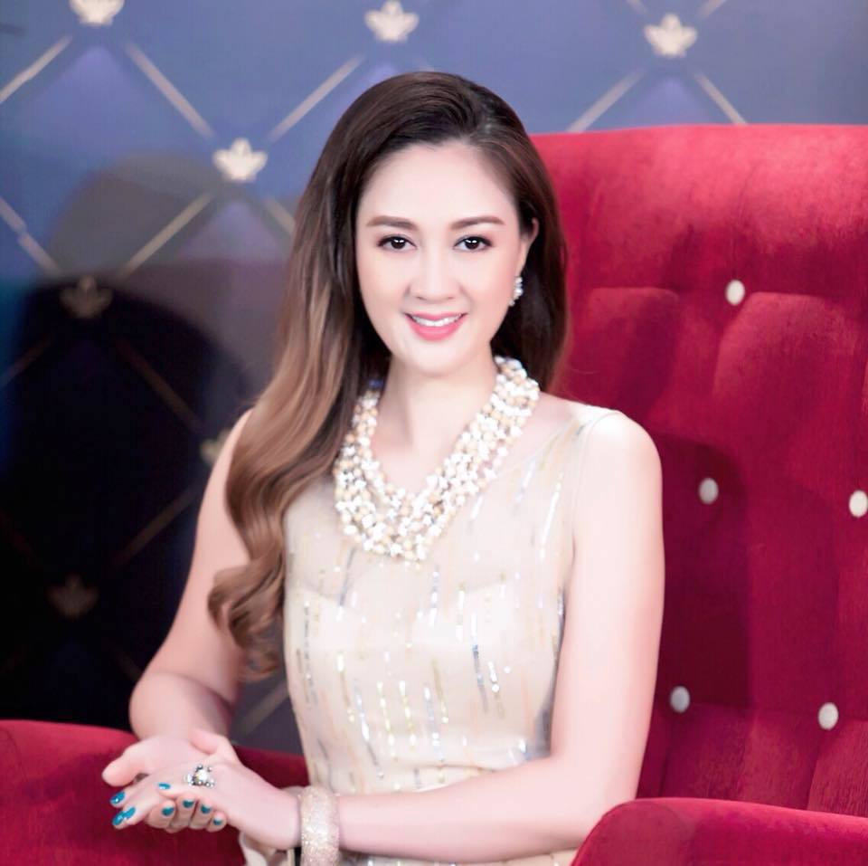 Hoa hậu Đàm Lưu Ly nghỉ làm tiếp viên hàng không để sinh con