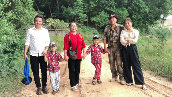 MC Hoàng Linh cùng chồng về quê ngoại sau lùm xùm rạn nứt
