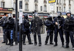 Hành động bất ngờ của cảnh sát Pháp khiến người biểu tình tán thưởng