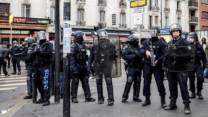 Hành động bất ngờ của cảnh sát Pháp khiến người biểu tình tán thưởng