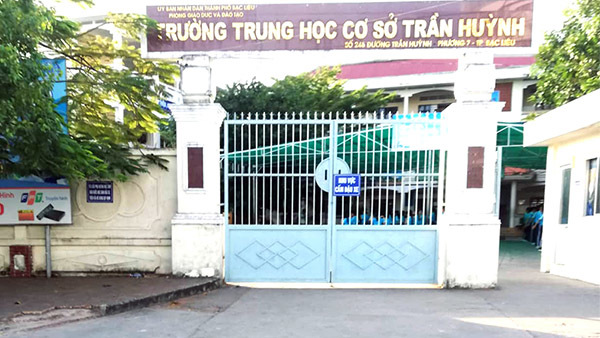 Thầy giáo bị phụ huynh mắng te tát vì cái quần: 