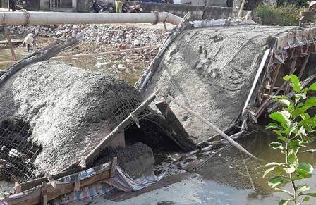 Dân tự xây cầu, đổ bê tông xong thì sập nhào xuống sông