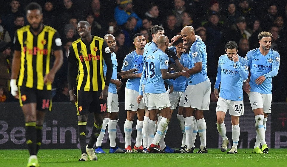 Thắng nhọc Watford, Man City cho MU 