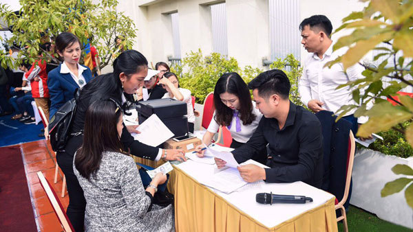 Nhiều khách hàng đặt cọc mua căn hộ Oriental Westlake