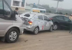 Tránh đống bùn, 4 ô tô tông nhau trên đường ra sân bay Nội Bài