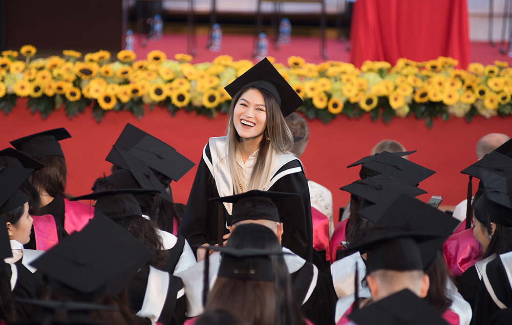 Ngọc Thanh Tâm nhận bằng tốt nghiệp loại giỏi trường đại học quốc tế