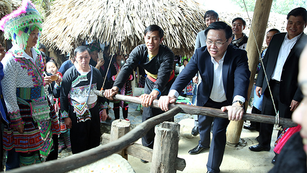 Phó Thủ tướng trải nghiệm xay gạo ở chợ người Mông