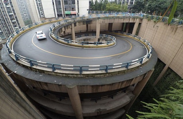 Hoa mắt với đường xoắn ốc 5 tầng ở Trung Quốc