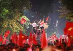 Việt Nam thẳng tiến chung kết AFF Cup: Khắp nơi sướng ran tưng bừng mở hội